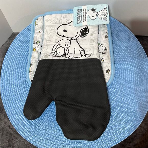 Peanuts Snoopy Oversized Oven Mitt and Pot Holder set of 2 NWT - Picture 1 of 5